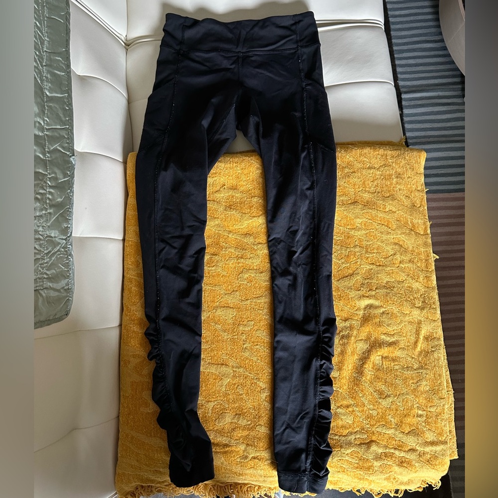 Black Lululemon leggings size 6 with side and back pockets